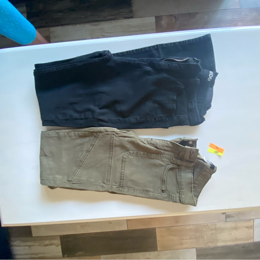 2 jeans BDG size 24 is good condition